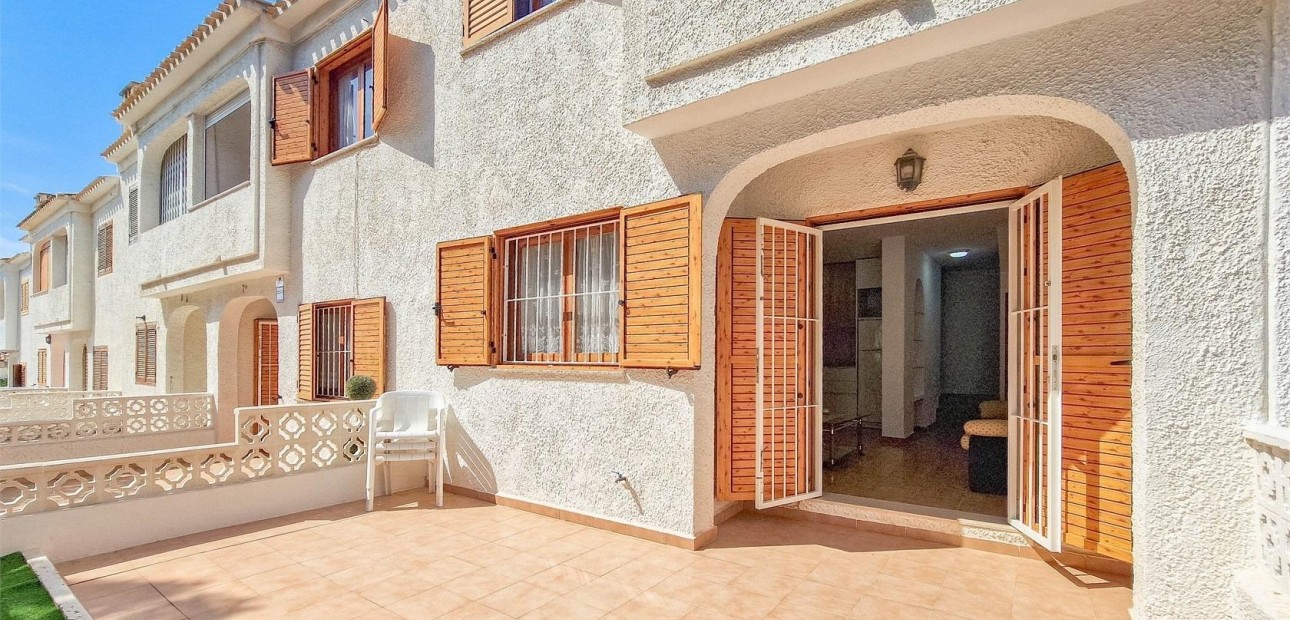 Sale - Terraced house -
Orihuela Costa - Punta Prima