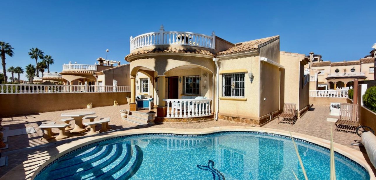 Sale - Villa -
Guardamar del Segura - Guardamar - El Raso