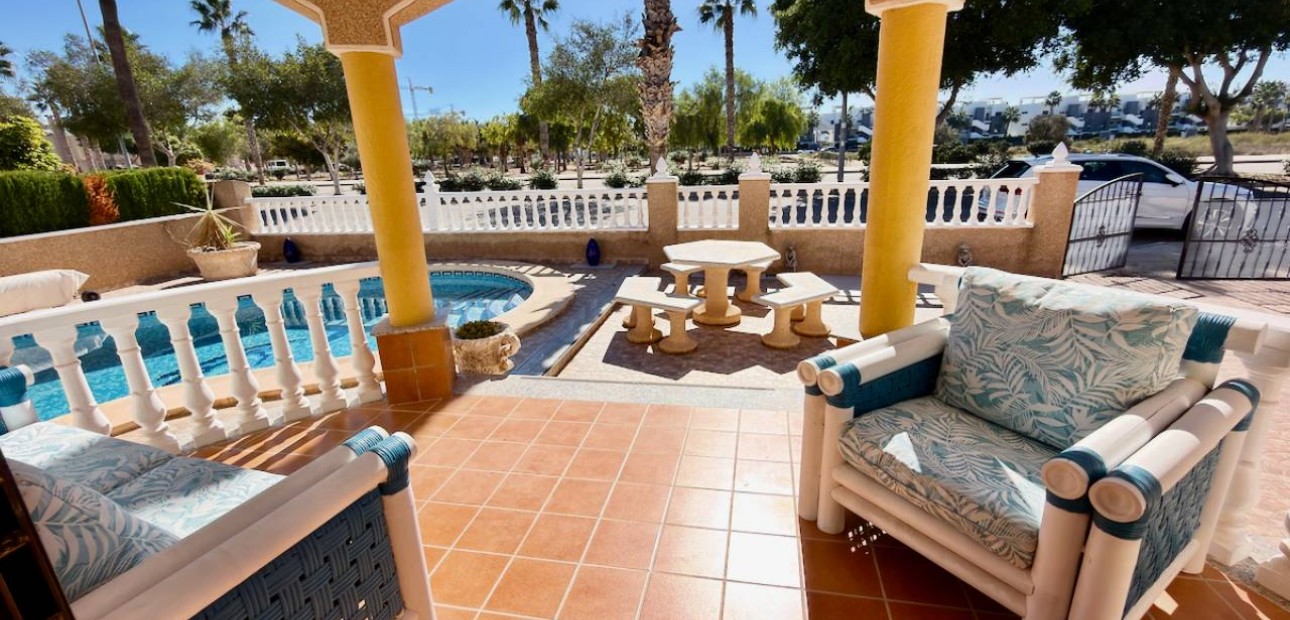Sale - Villa -
Guardamar del Segura - Guardamar - El Raso