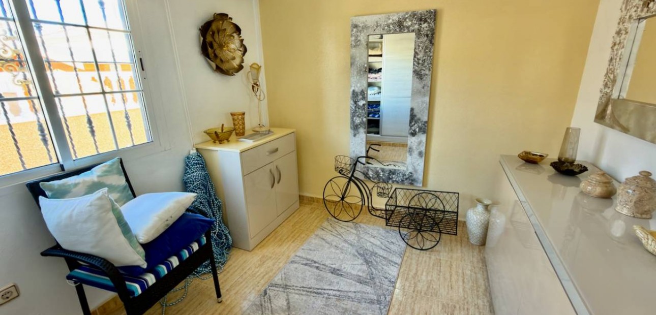 Sale - Villa -
Guardamar del Segura - Guardamar - El Raso