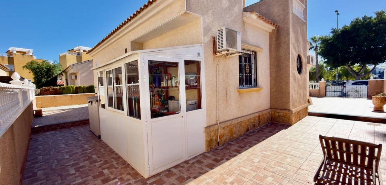 Sale - Villa -
Guardamar del Segura - Guardamar - El Raso