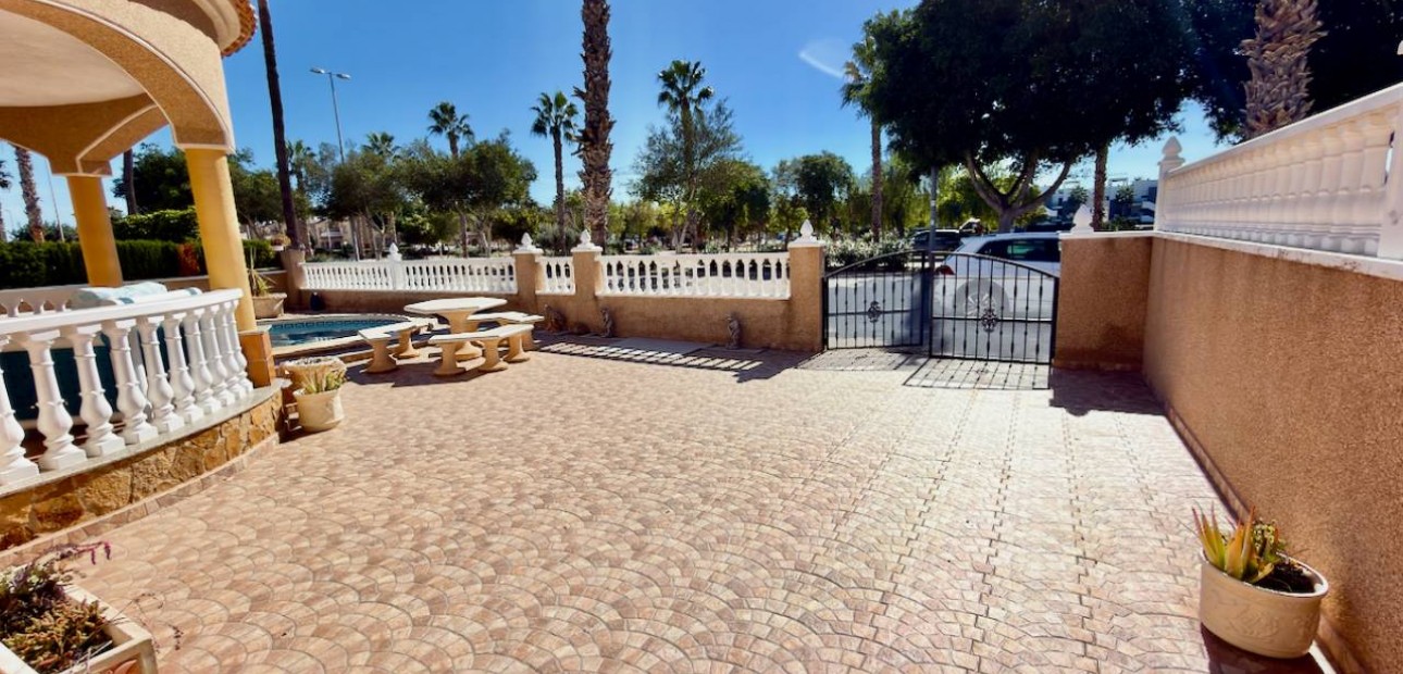 Sale - Villa -
Guardamar del Segura - Guardamar - El Raso