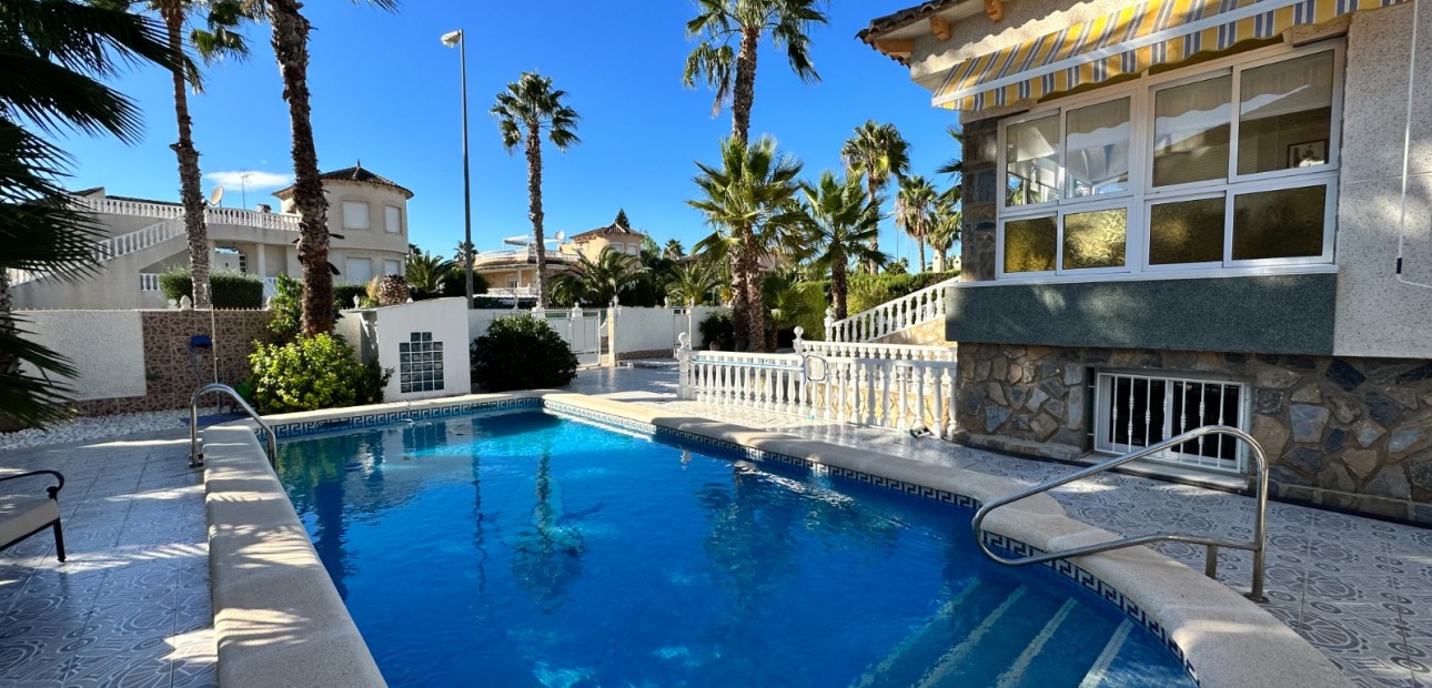 Sale - Detached House / Villa -
Orihuela - Benferri