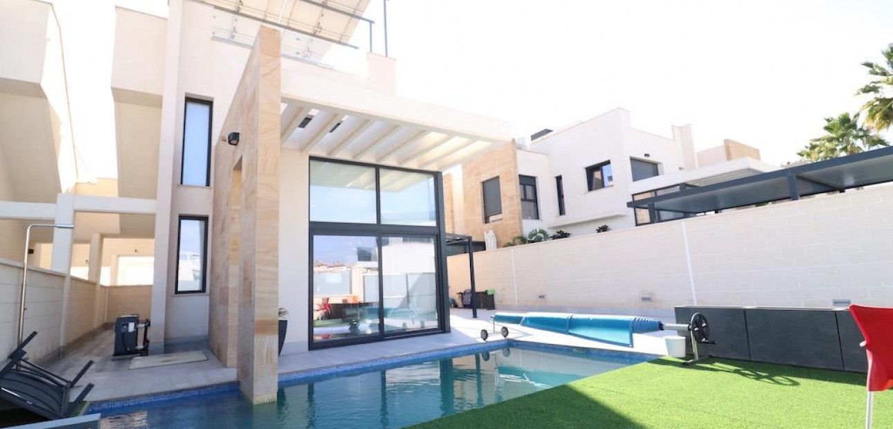 Venta - Villa -
Orihuela Costa - Lomas de Cabo Roig