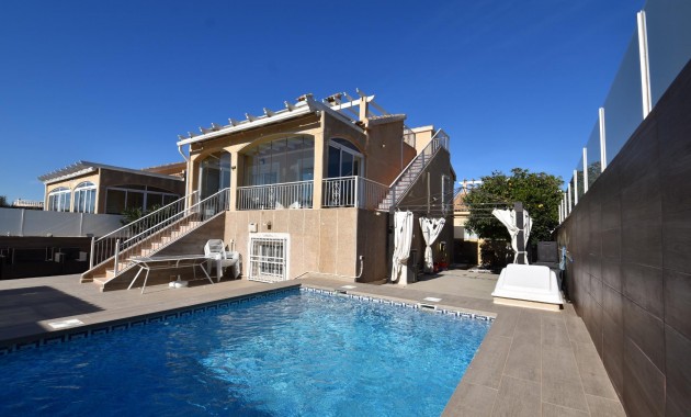 Sale - Villa -
Torrevieja - Los altos