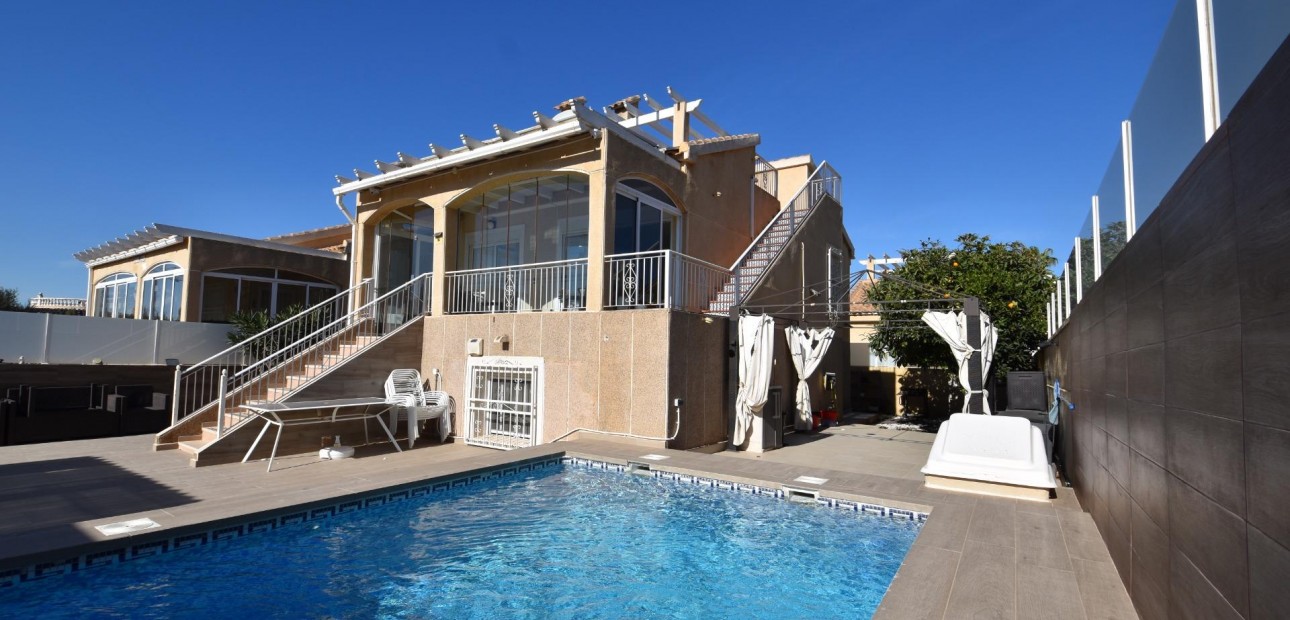 Sale - Villa -
Torrevieja - Los altos