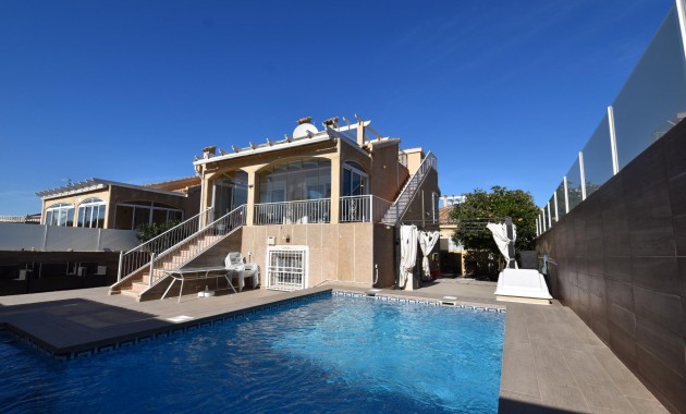 Sale - Villa -
Torrevieja - Los altos