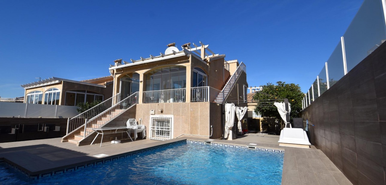 Sale - Villa -
Torrevieja - Los altos