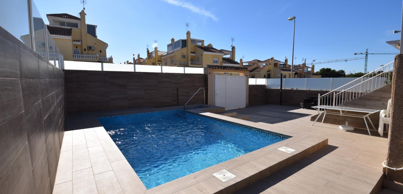 Sale - Villa -
Torrevieja - Los altos