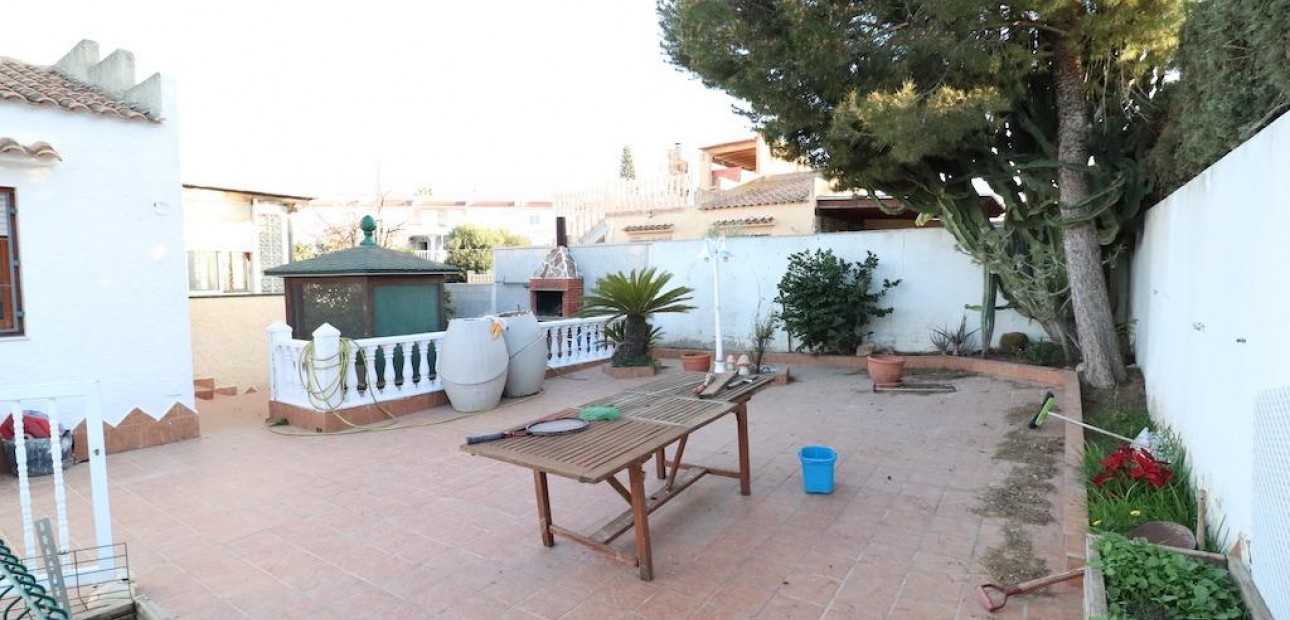 Sale - Villa -
Torrevieja - Los altos