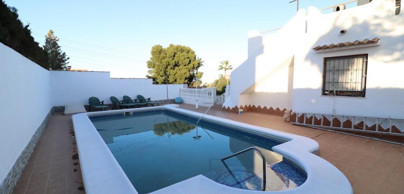 Sale - Villa -
Torrevieja - Los altos