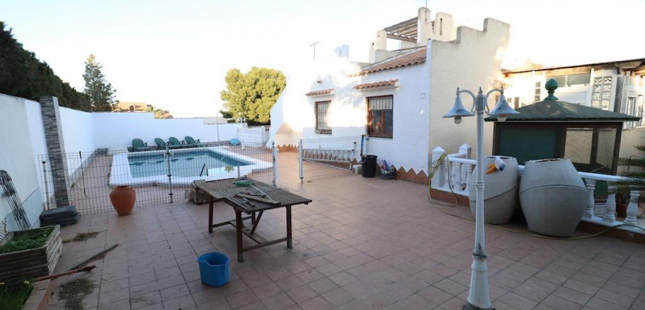 Sale - Villa -
Torrevieja - Los altos