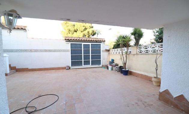 Sale - Villa -
Torrevieja - Los altos