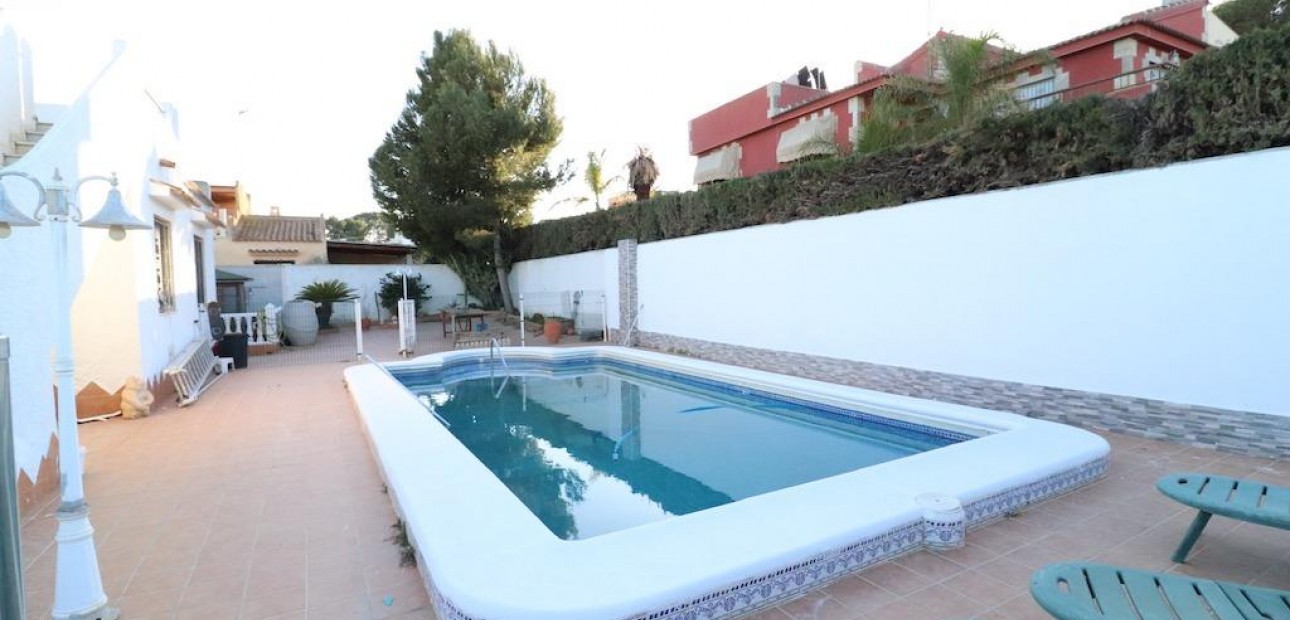 Sale - Villa -
Torrevieja - Los altos