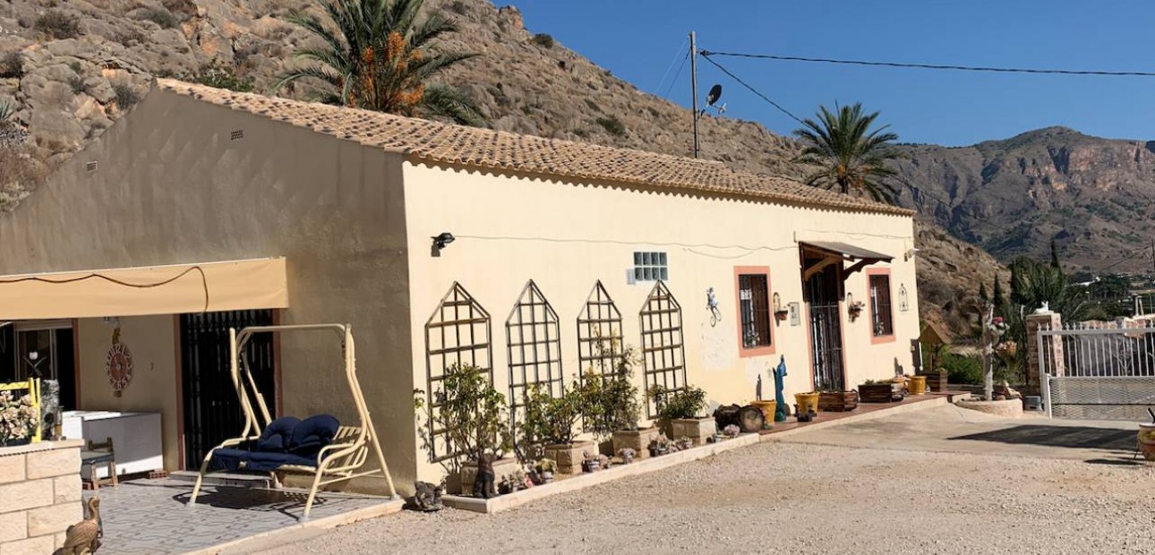 Sale - Finca / Country Property -
Orihuela