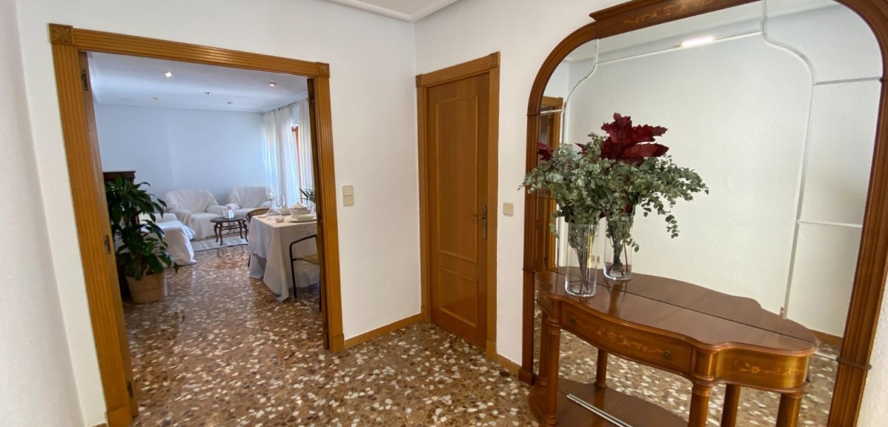 Sale - Apartment / flat -
Elche - Centro