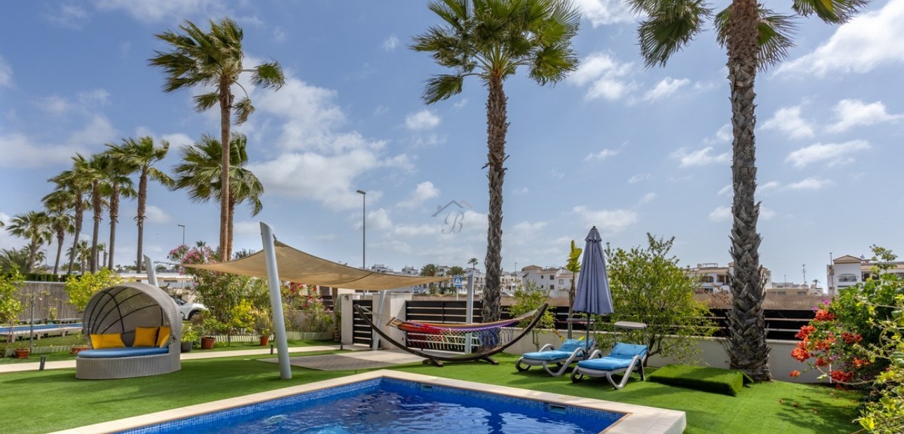 Sale - Villa -
Orihuela - Vistabella Golf