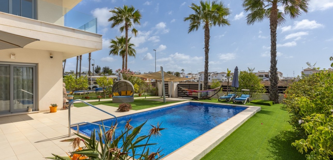 Sale - Villa -
Orihuela - Vistabella Golf